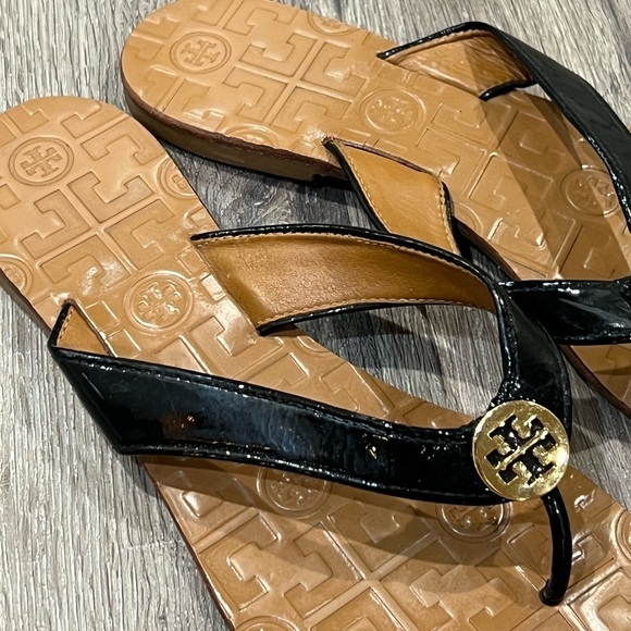 Barely Used Tory Burch Size 8 Leather Black Gold Classic Sandal Shoe - Picture 4 of 8